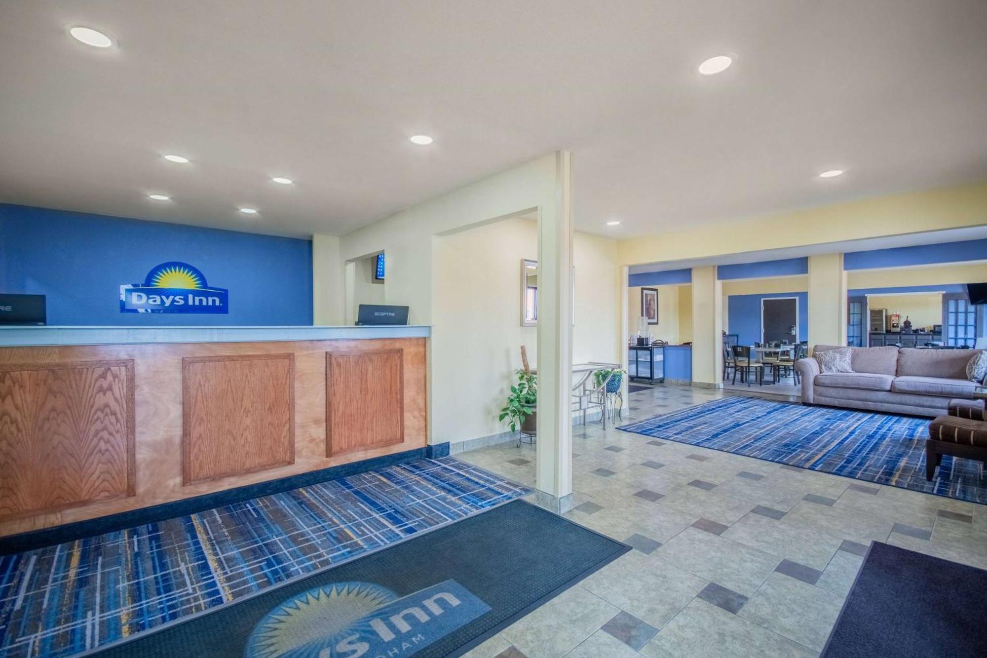 Days Inn & Suites By Wyndham Waterloo Exterior foto